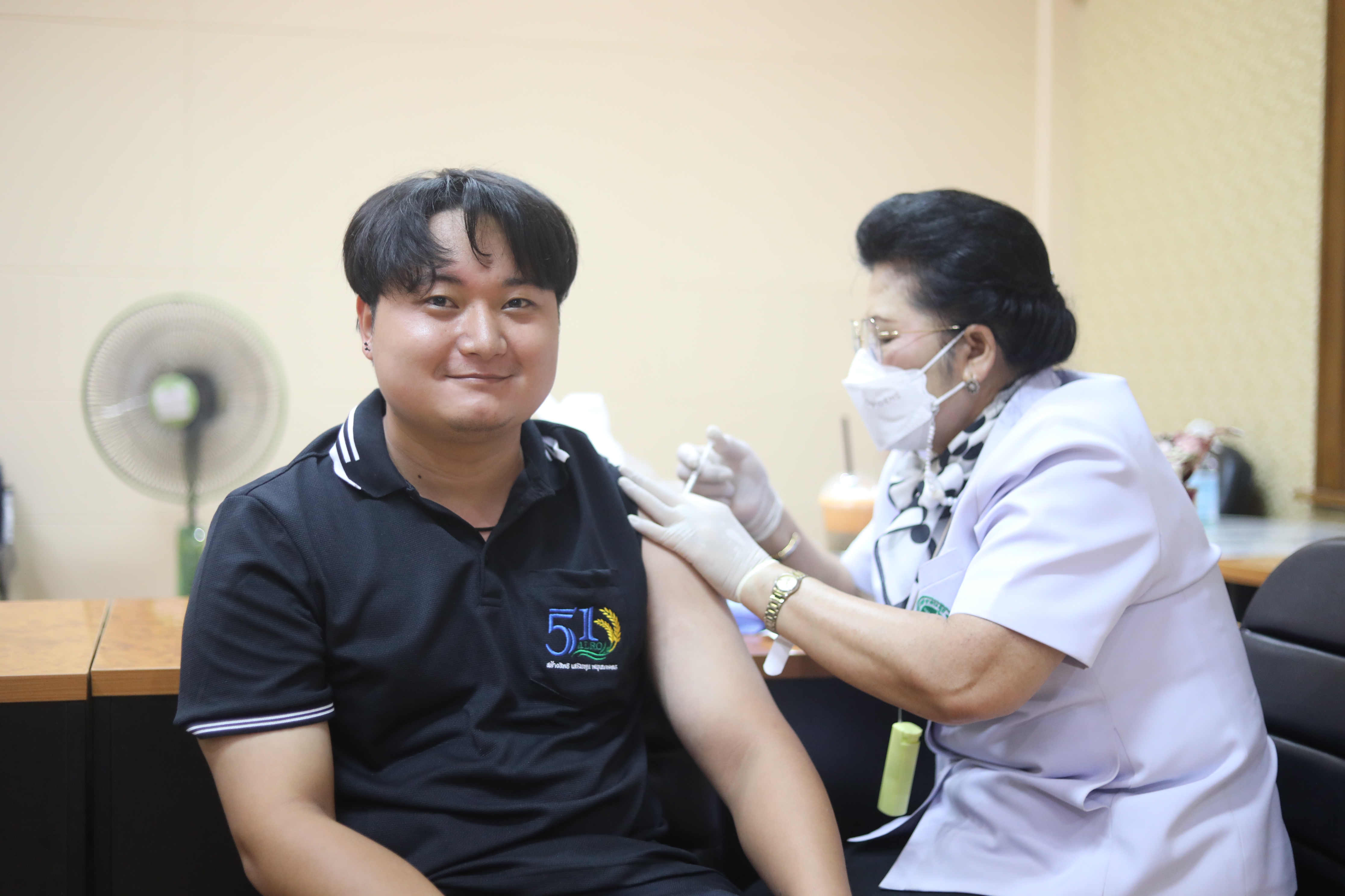 title - ส.ป.ก. จัดสวัสดิการฉีดวัคซีนป้องกันไข้หวัดใหญ่ ชนิด 3 สายพันธุ์ให้กับบุคลากร